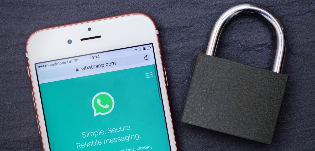 WhatsApp auf dem Smartphone mit Schloss