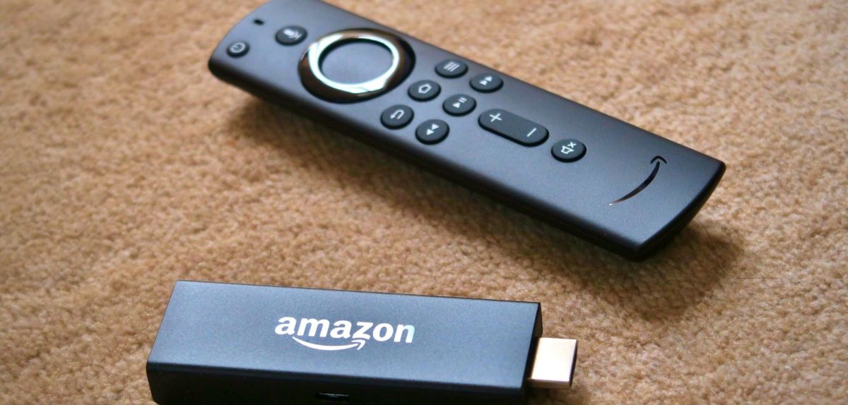 Ein Amazon Fire TV Stick mit Fernbedienung.