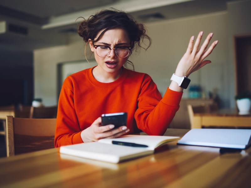 Frau verärgert am Handy