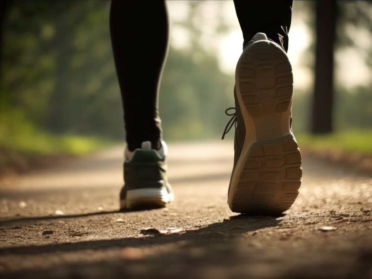 Frau läuft mit Joggingschuhen