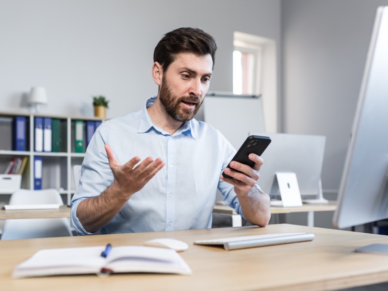 Mann überrascht am Telefon