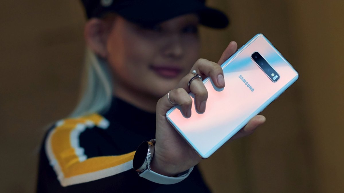 Frau hält ein Samsung Galaxy S10 vor sich