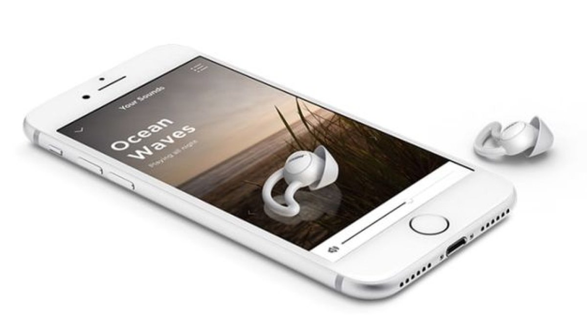 Ein Apple iPhone zusammen mit den Bose Sleepbuds.