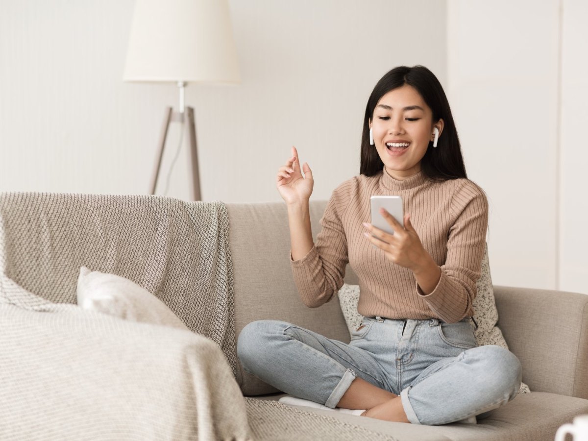 Frau auf dem Sofa mit AirPods