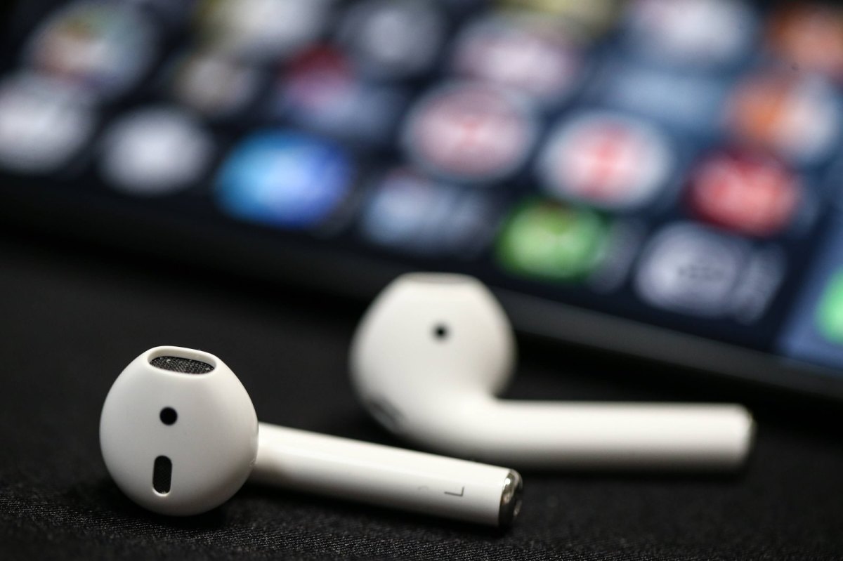 AirPods liegen vor einem iPhone