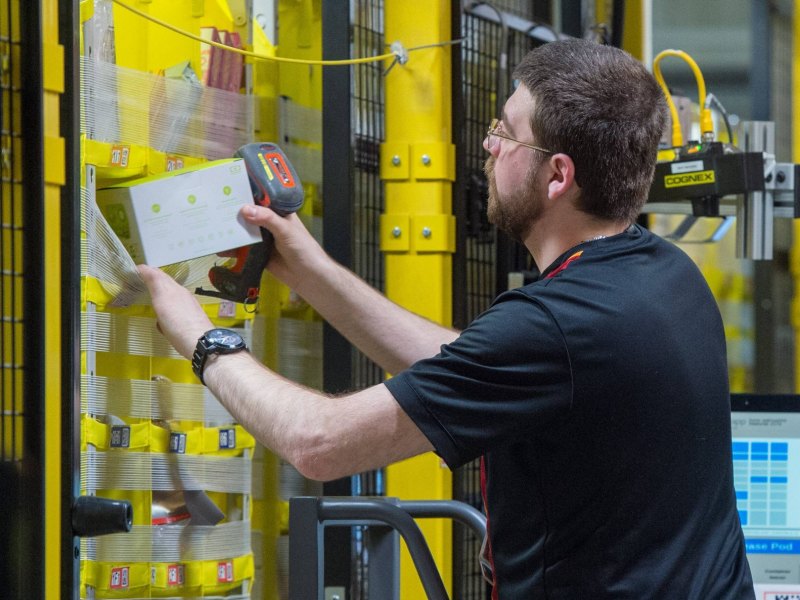 Ein Mitarbeiter in einem Amazon-Logistik-Lager