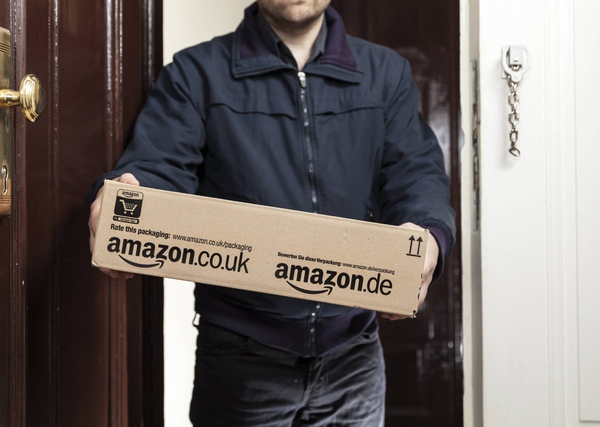 Mann mit Amazon-Paket