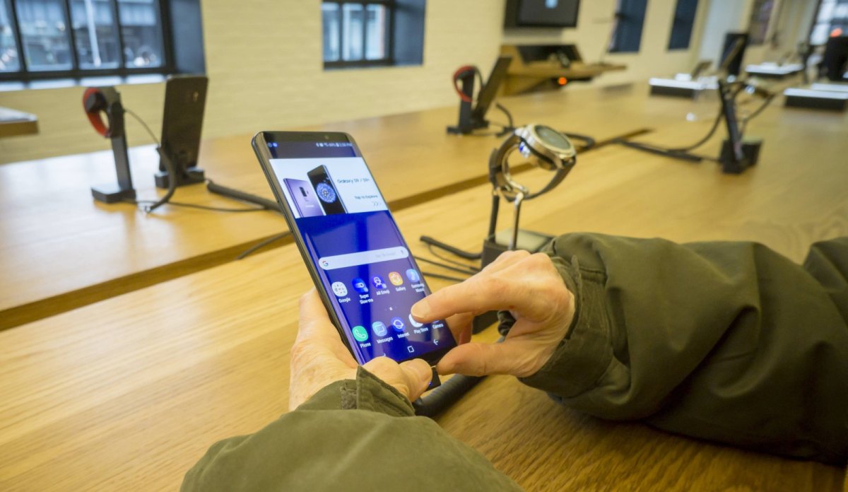 Das Samsung Galaxy S9 in einem Showroom.