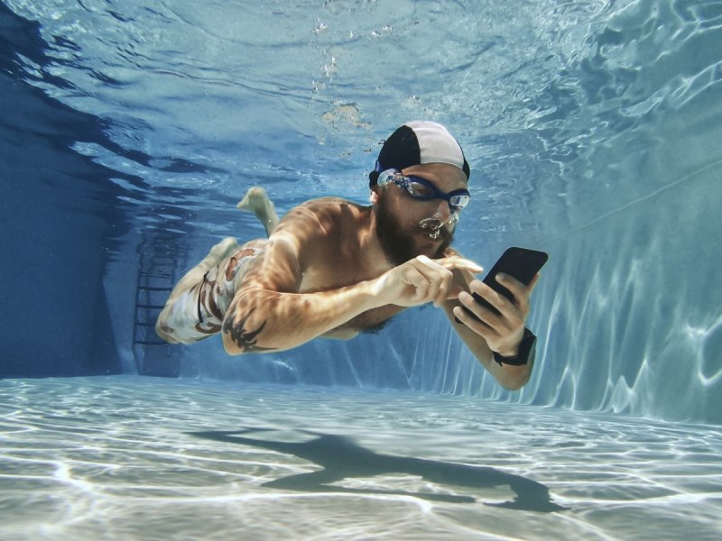 mann pool handy wasser