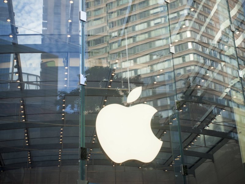 Das Apple Logo an einem Apple Store.