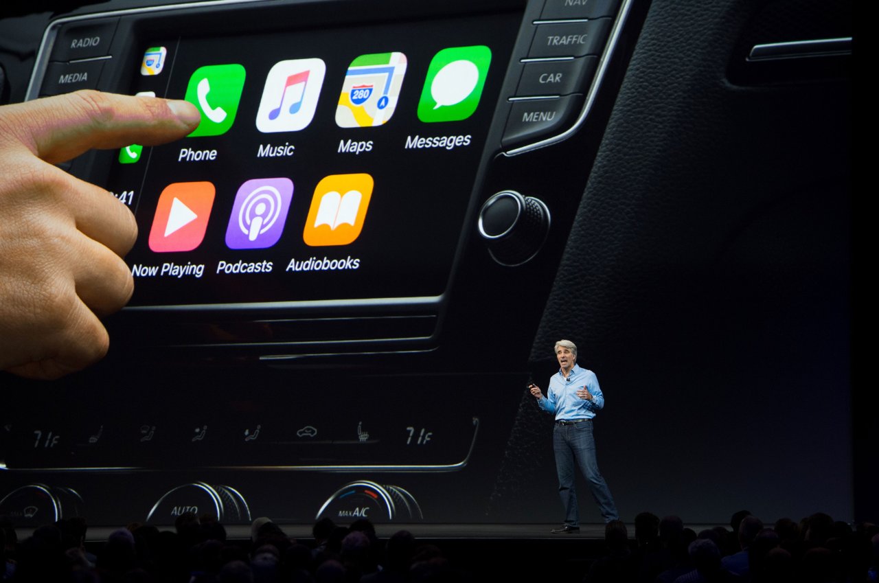 Apple Manager Craig Federighi stellt CarPlay vor. Möchtest du Apple CarPlay in deinem Auto nachrüsten, haben wir alle Informationen für dich. 