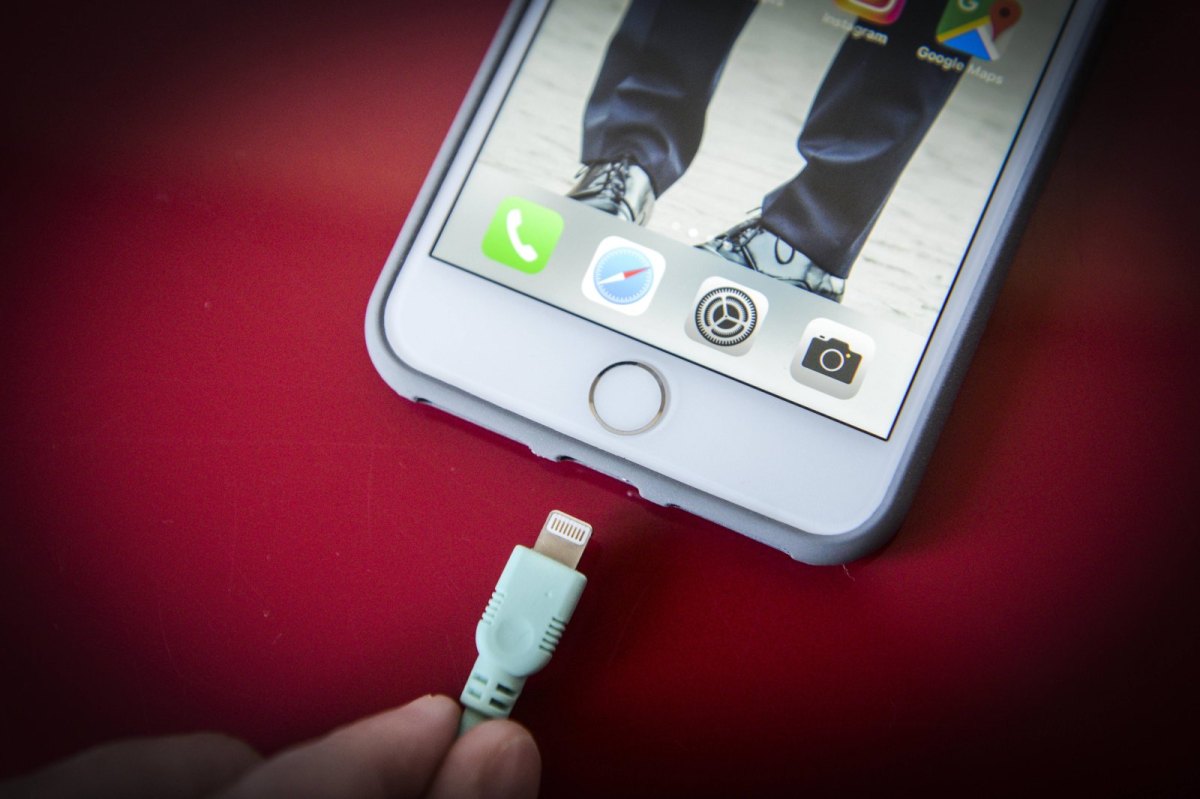 Ein Lightning-Kabel wird an ein iPhone angeschlossen.