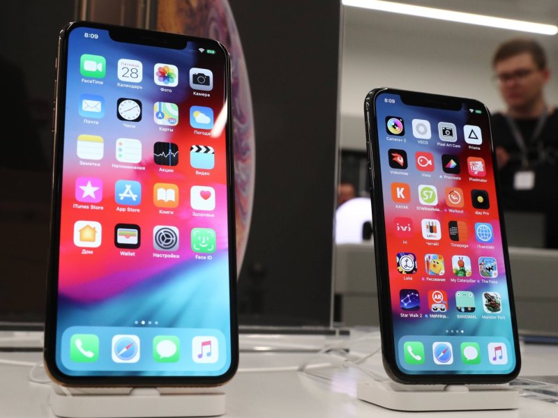 Zwei iPhones werden in einem Apple Store präsentiert