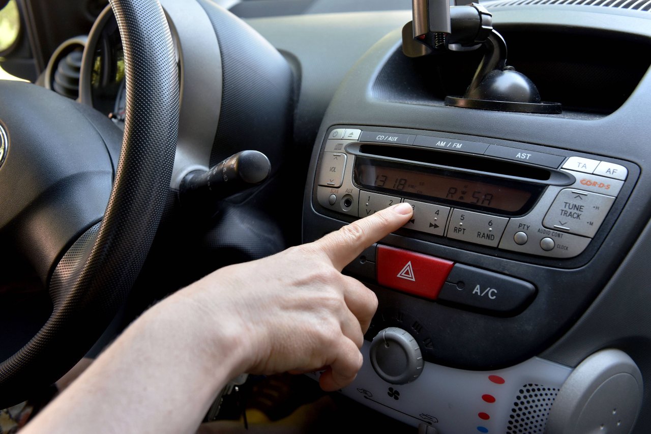 Dein Autoradio muss weichen, wenn du eine Tablet-Halterung im Auto möchtest.