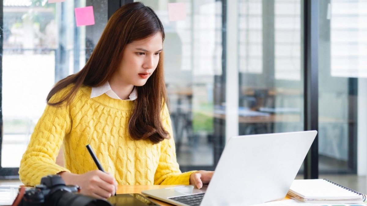 Frau arbeitet an Bildern am Laptop