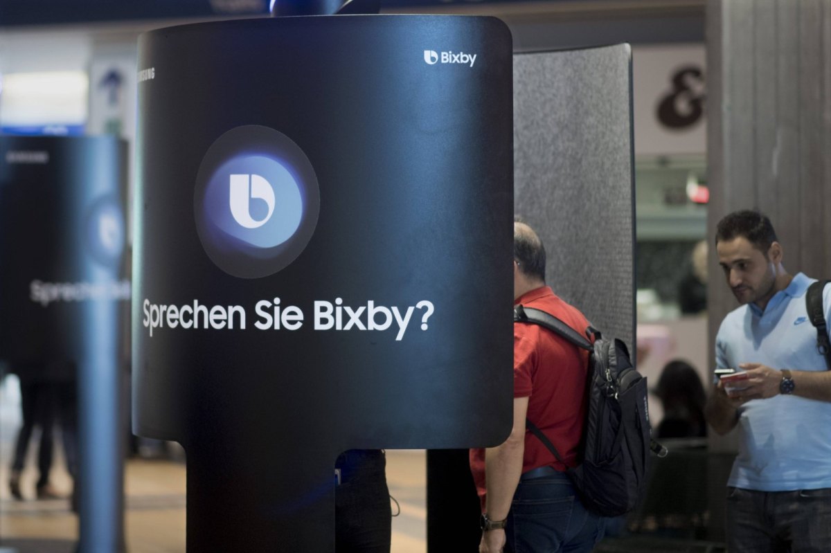 Säule mit Spruch: "Sprechen Sie Bixby?"