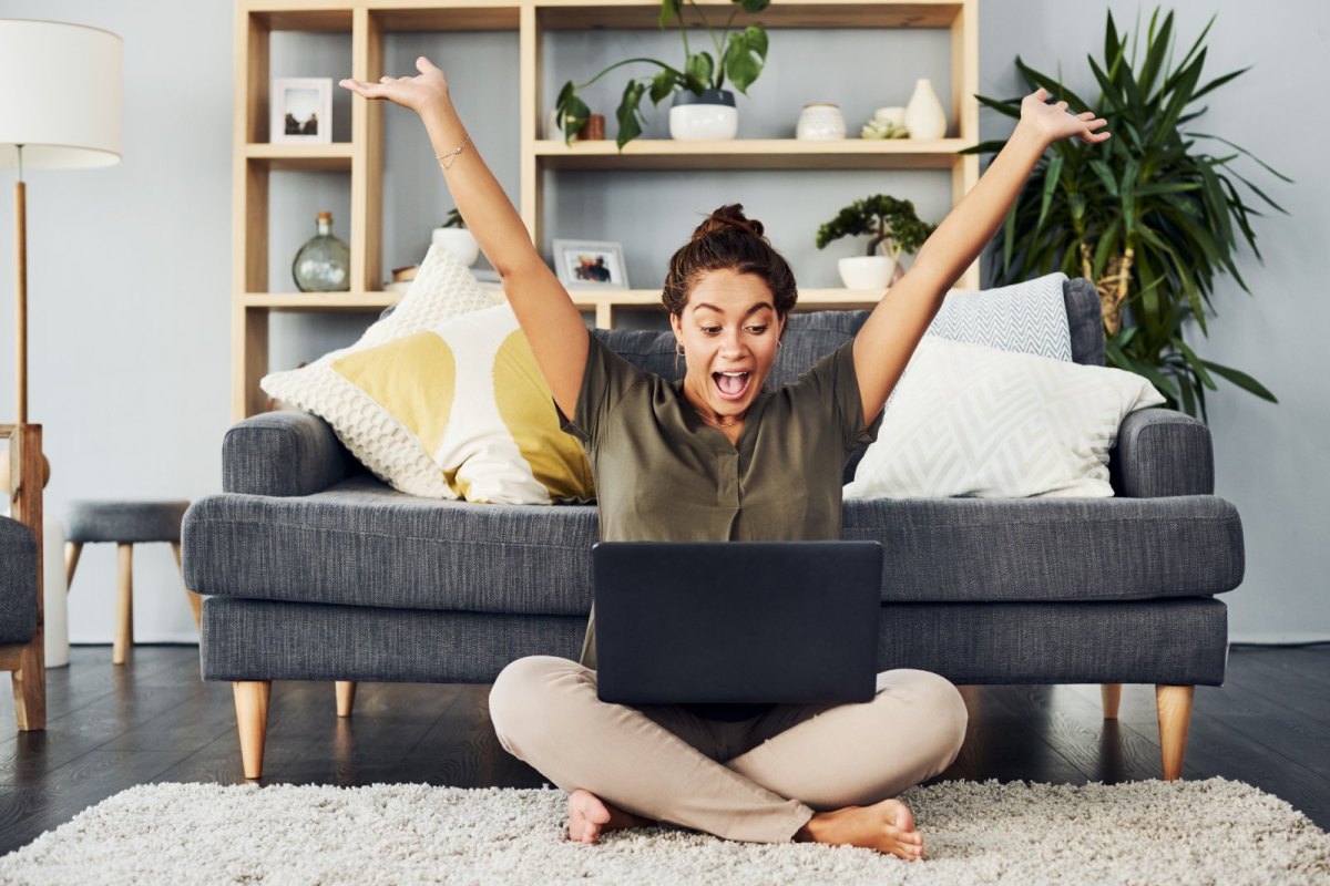 frau freude laptop