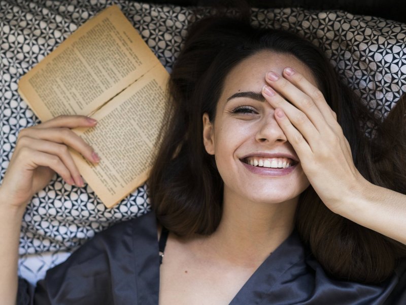 Frau beim Buch lesen