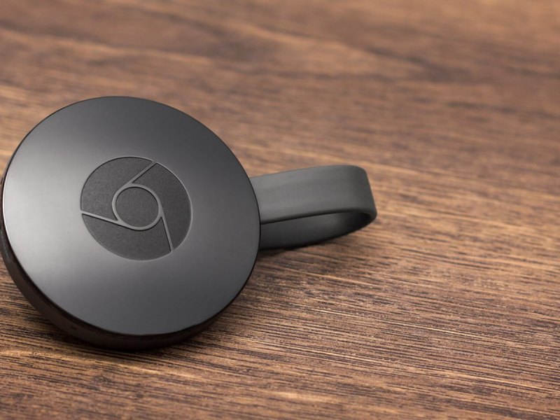 Ein Google Chromecast-Dongle auf einem Tisch.