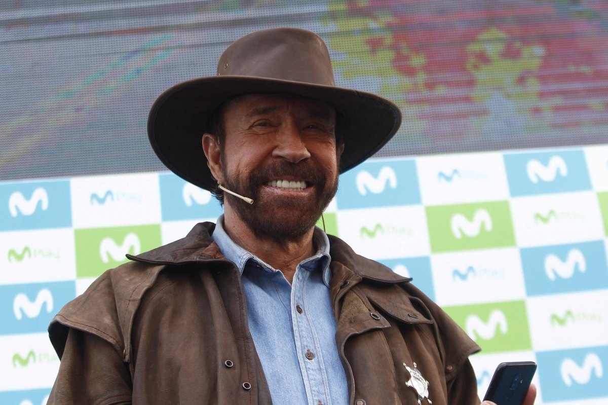 Chuck Norris grinst über das ganze Gesicht.