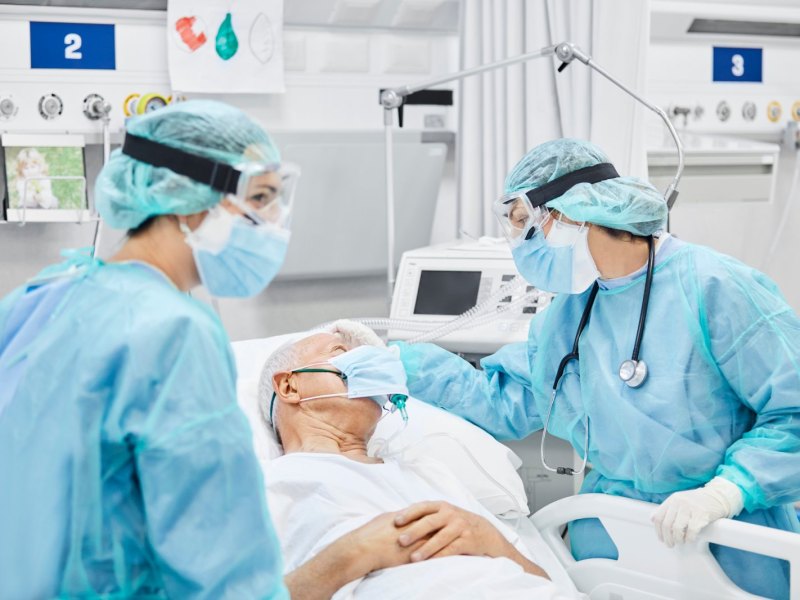 Krankenhauspersonal kümmert sich um einen Patienten.