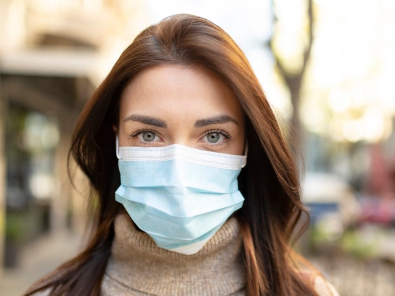 Frau trägt Coronavirus-Maske.