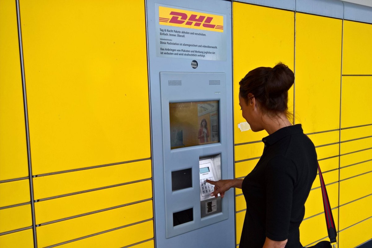 Frau vor einer DHL-Packstation