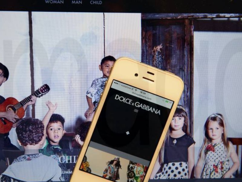 Die App von Dolce & Gabbana ist auf einem Smartphone geöffnet.