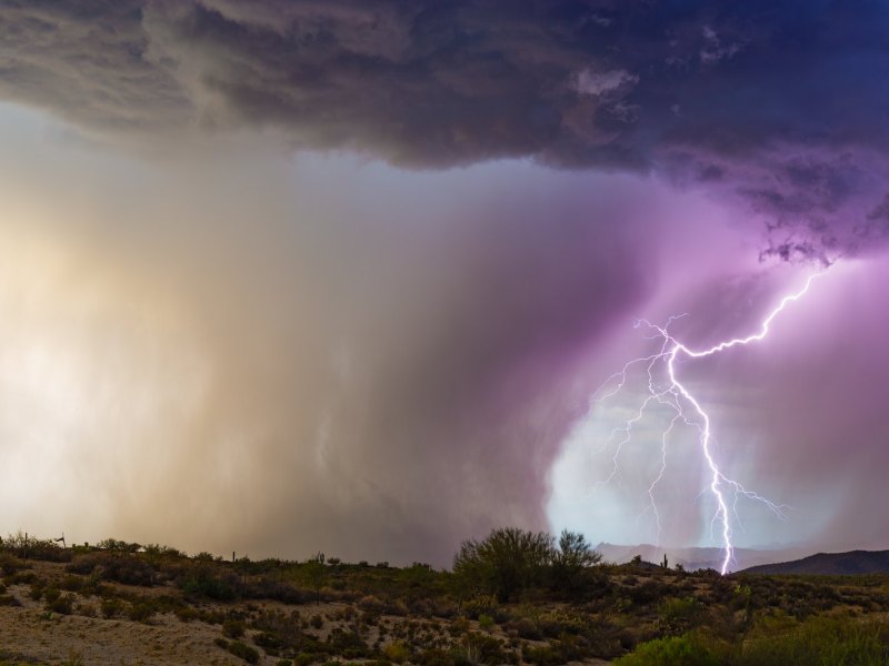 Gewitter mit Blitz und Downburst.