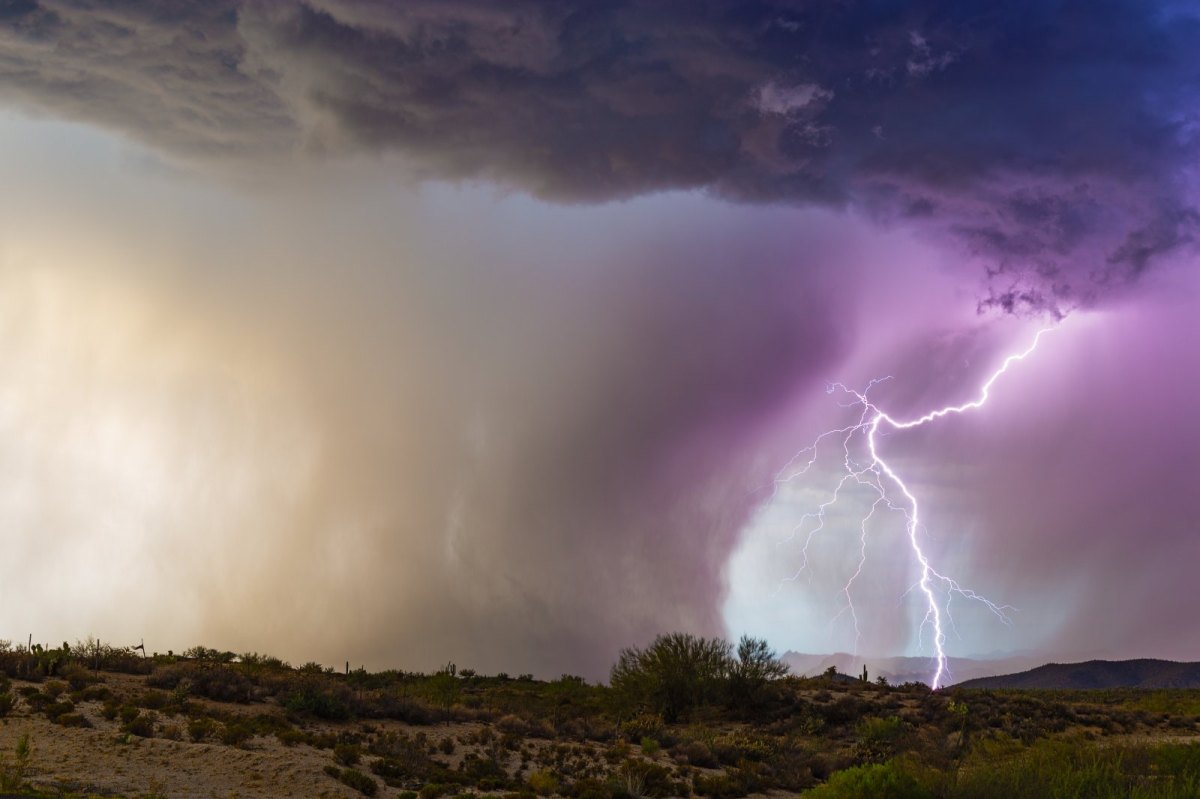 Gewitter mit Blitz und Downburst.