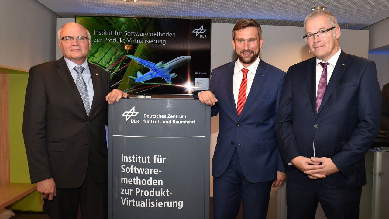 Gründungsdirekor Norbert Kroll, Wirtschaftsminister Martin Dulig und DLR-Vorstand Rolf Henke (v.l.n.r.) bei der Eröffnung des neuen DLR-Software-Instituts in Dresden.