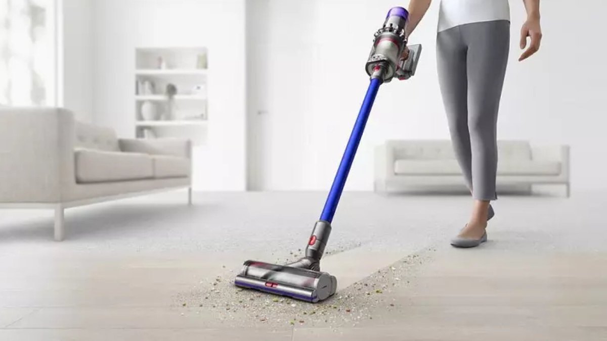 Frau saugt mit Dyson V11