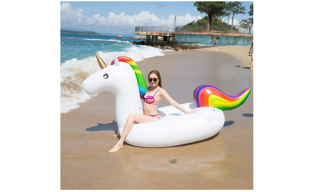 Ob am Strand oder im Hinterhof, das Gummi-Einhorn macht Laune.