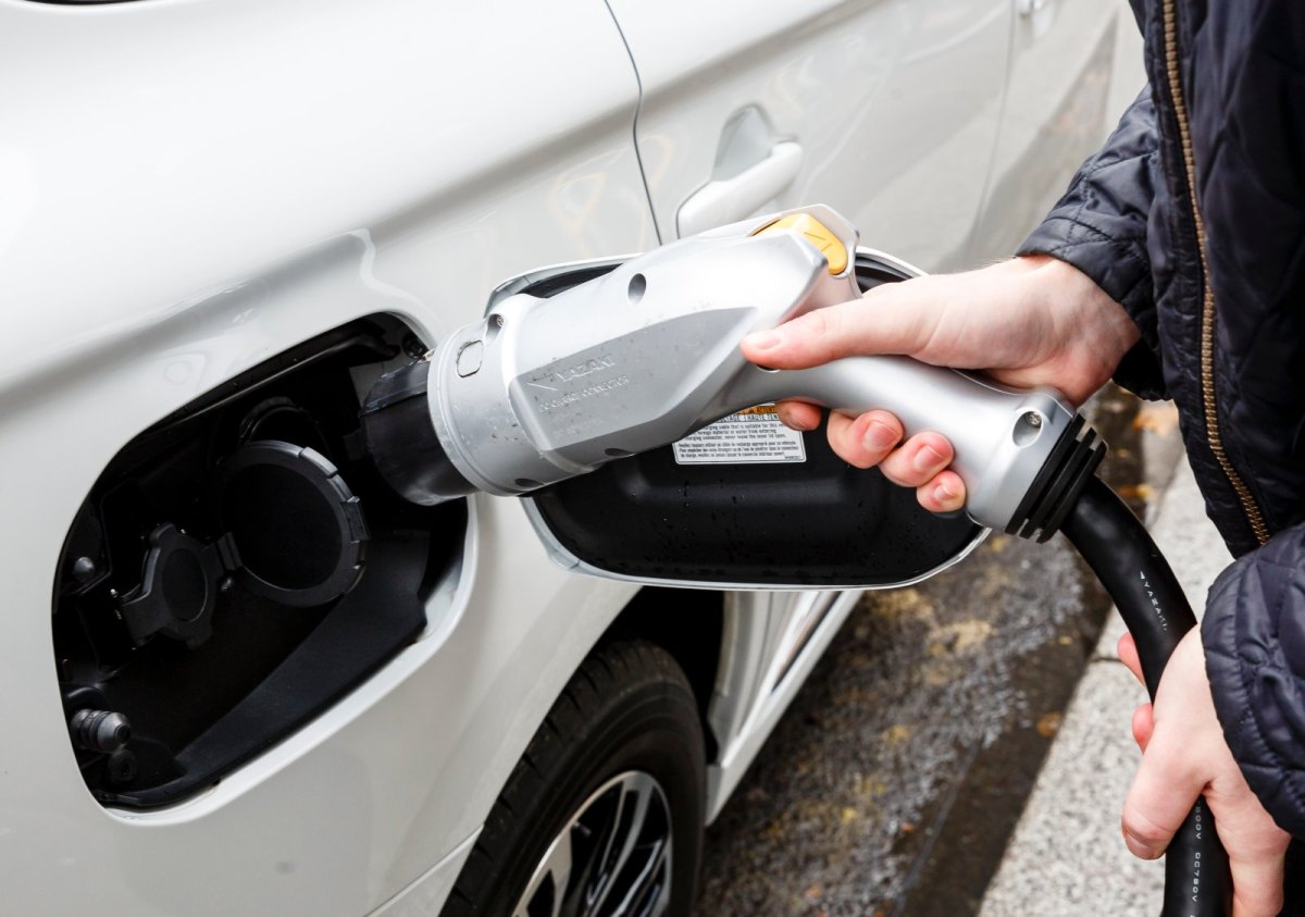 Ein Elektroauto wird aufgeladen.