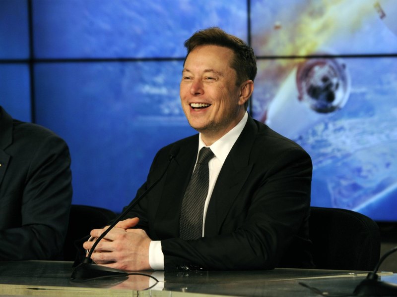 Elon Musk am Lachen.