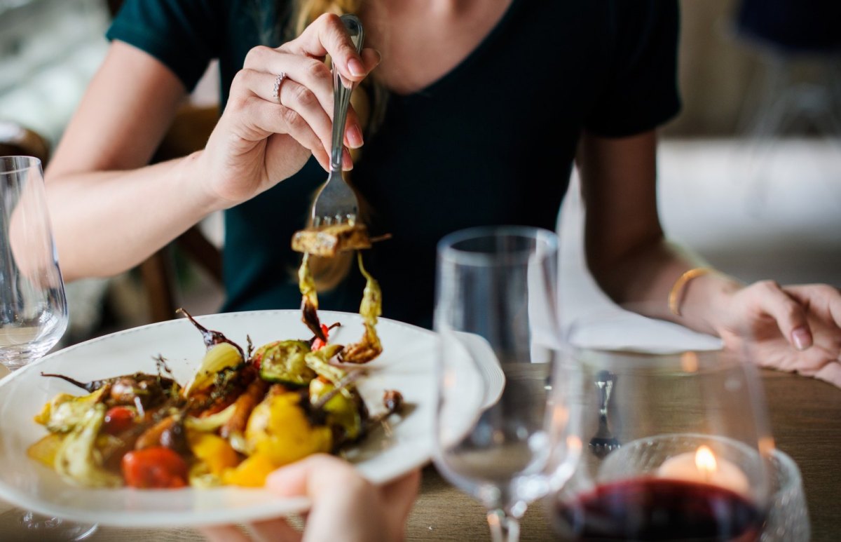 Frau beim Essen am Tisch