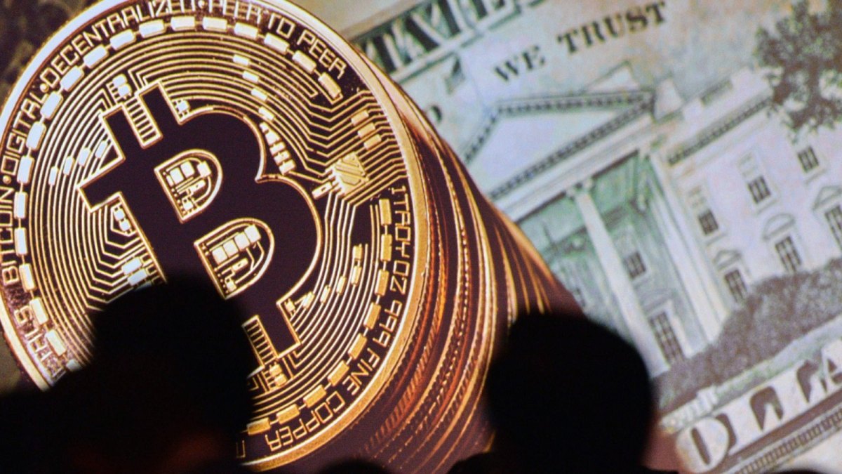 Bitcoin-MÜnzen vor US-Dollarnote