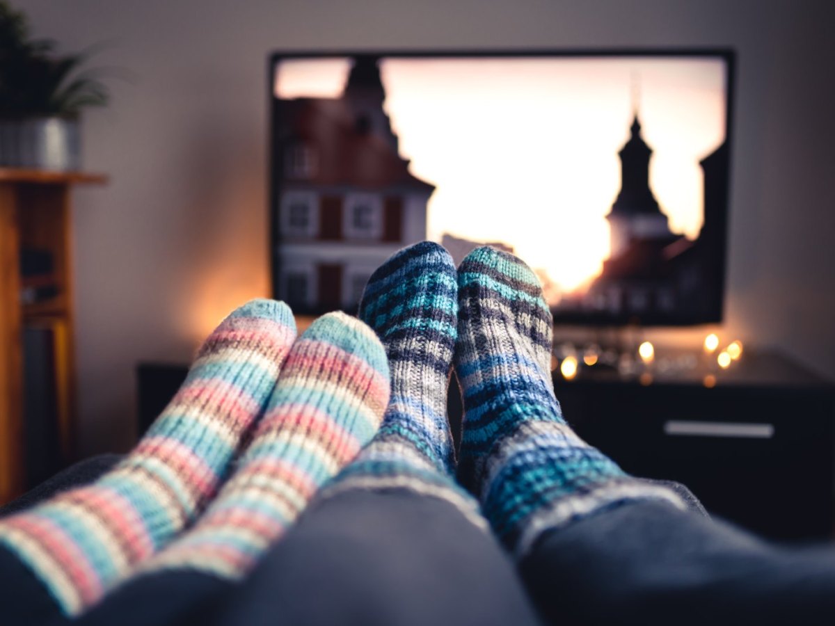 Menschen auf dem Sofa sehen fernsehen.