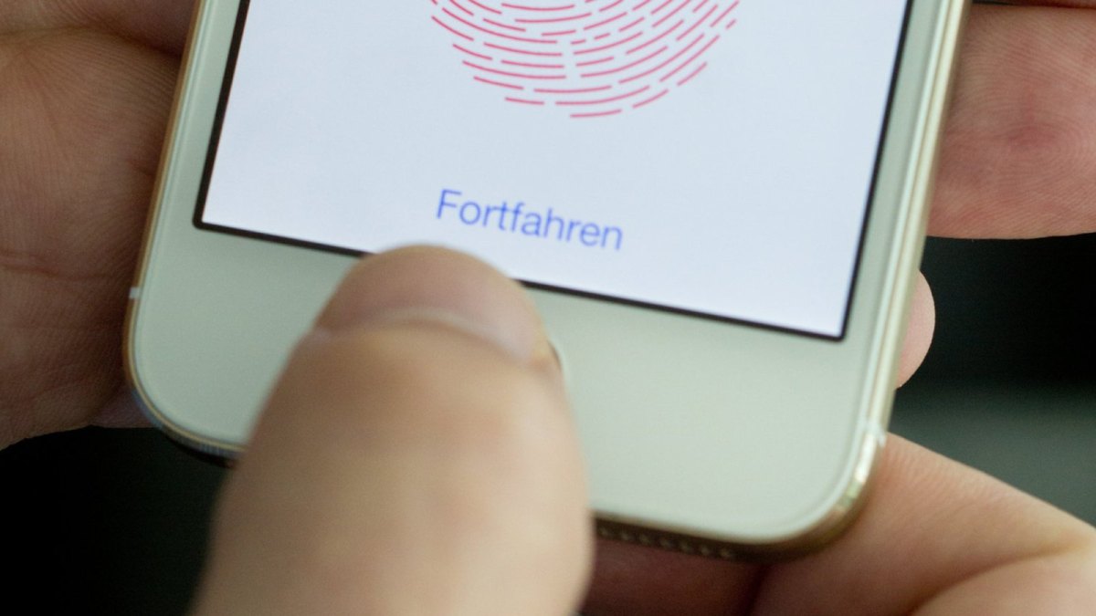 Finger auf dem Home-Button eines iPhones zwecks Log-in