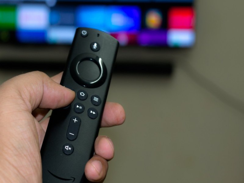 Eine Fire TV Stick-Fernbedienung in einer Hand.