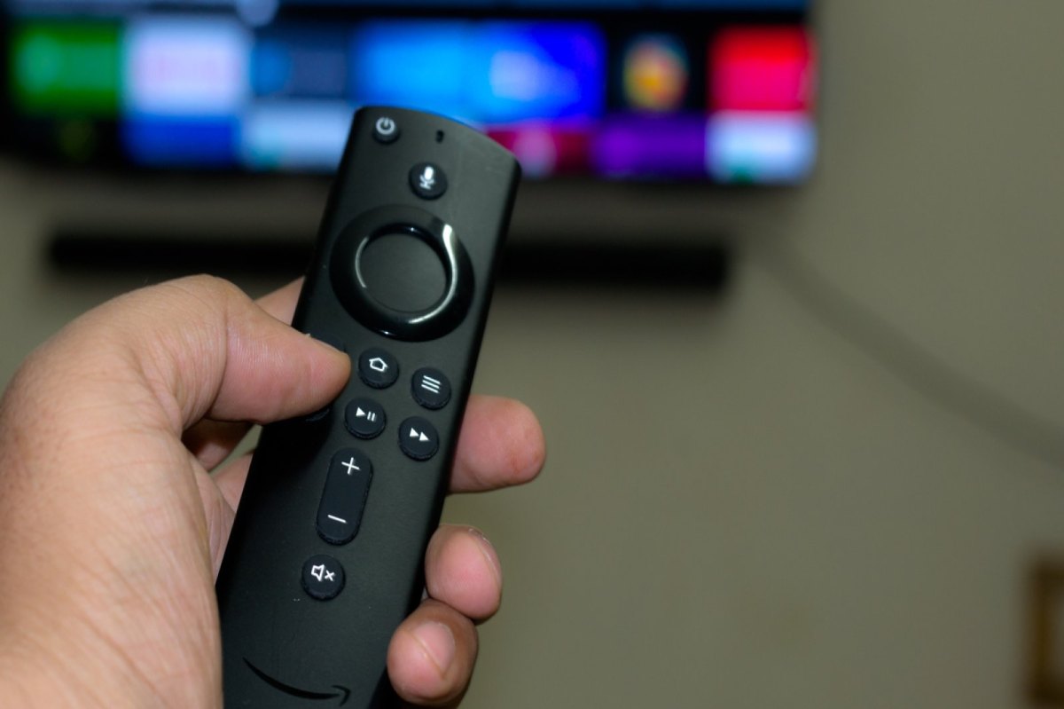 Eine Fire TV Stick-Fernbedienung in einer Hand.