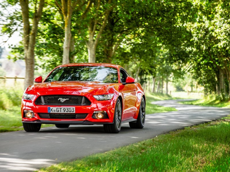 Bild zeigt einen roten Ford Mustang