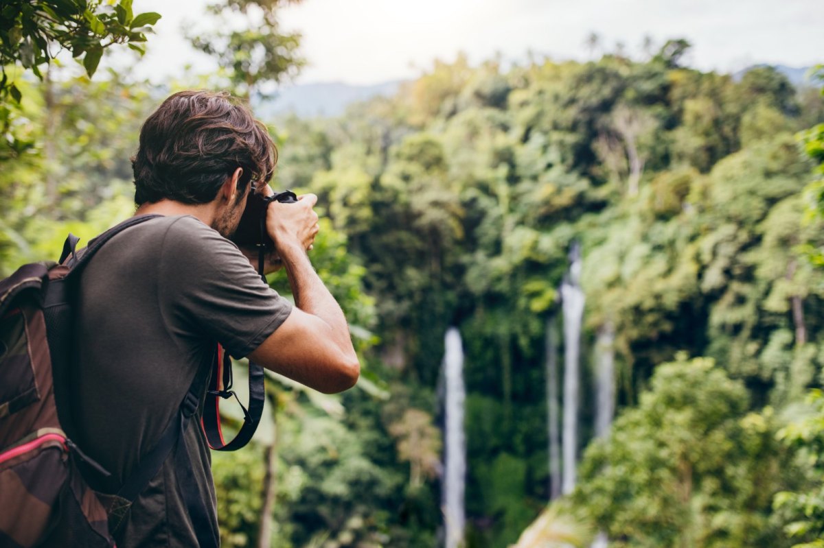 Mann fotografiert in der Natur