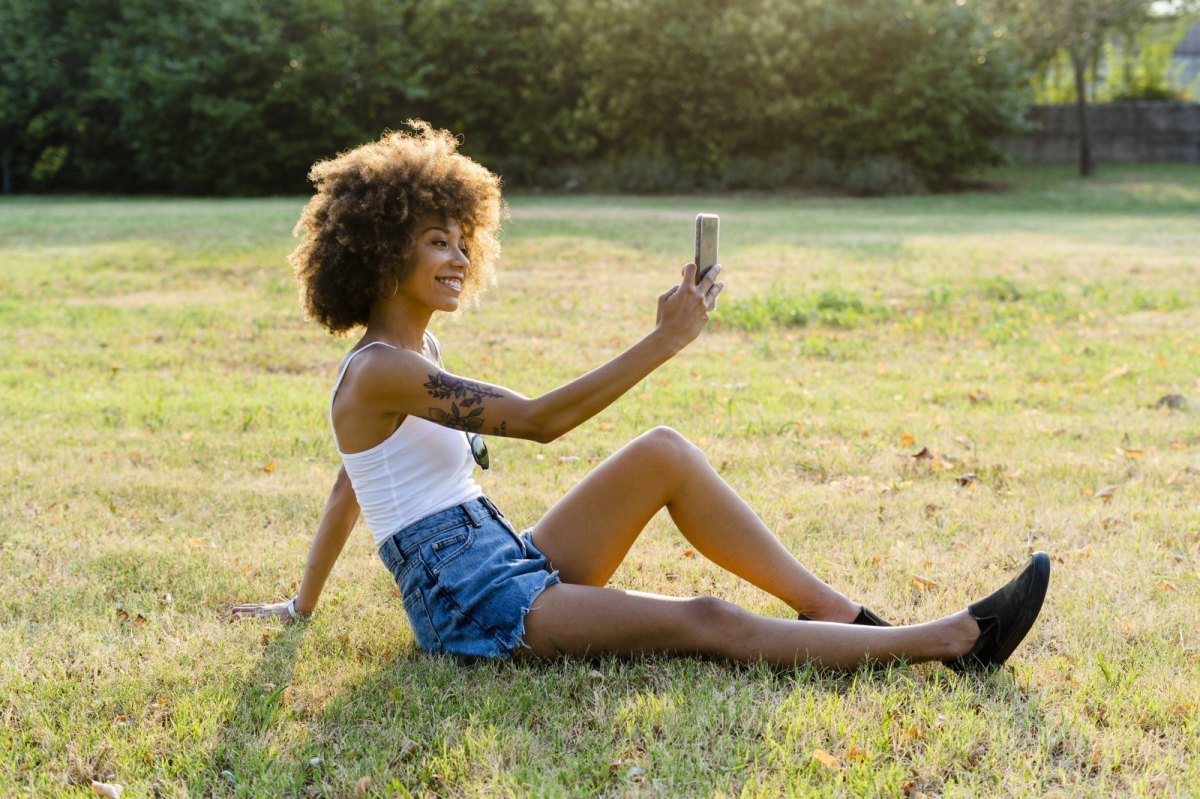 Frau fotografiert mit Handy.