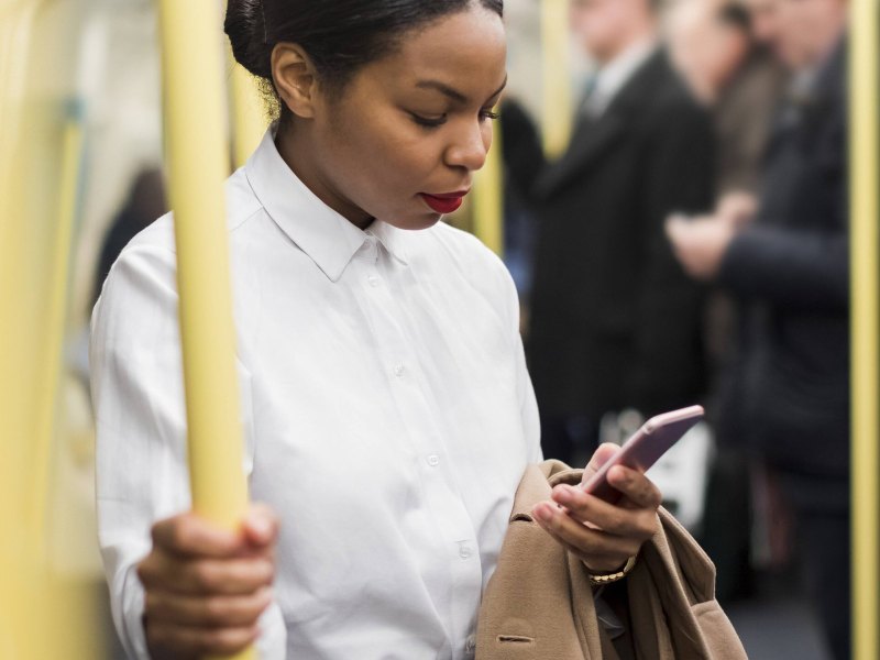 Frau in der U-Bahn am Telefon