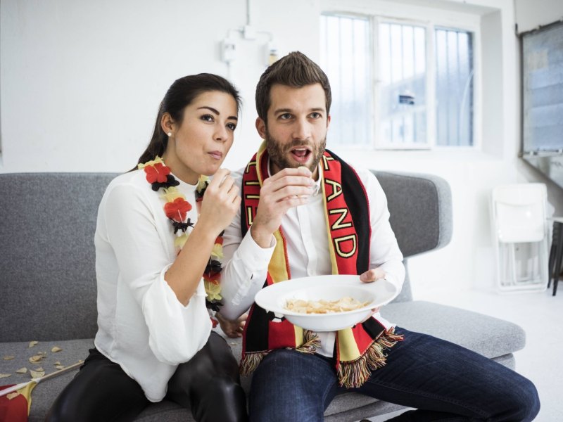 Fußballfans gucken Fußball.