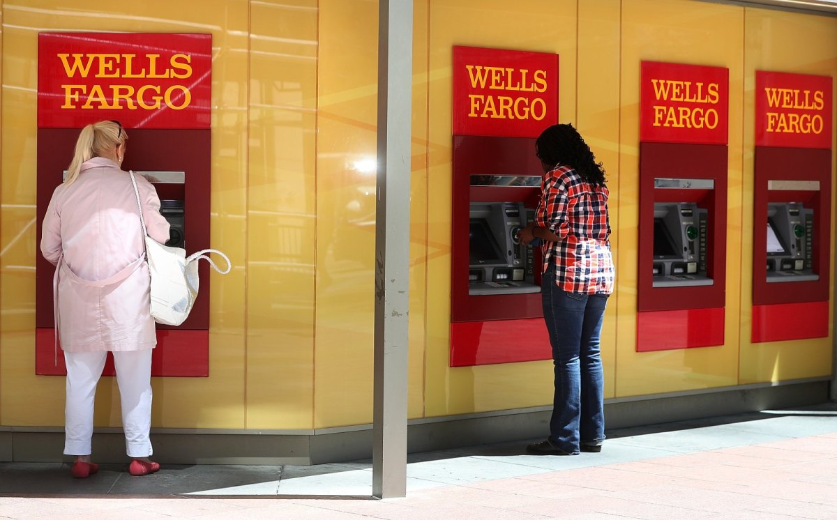 Zwei Frauen heben an zwei Bankautomaten Geld ab.