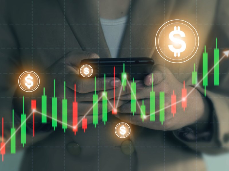 Chartverlauf mit Dollarcoins im Vordergrund