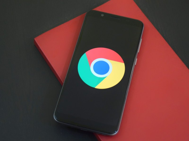 Chrome-Logo auf einem Smartphone