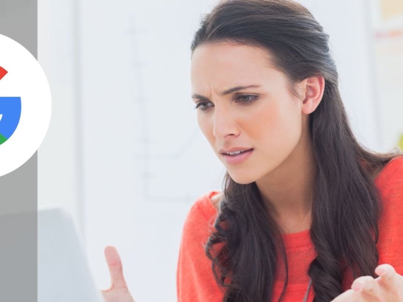 Frau sitzt genervt am Laptop/ Google-Logo